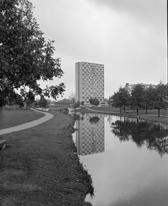 851557 Gezicht over de Kromme Rijn op de flat ('de hoogbouw') op het studentencomplex Ina Boudier-Bakkerlaan (IBB) te ...